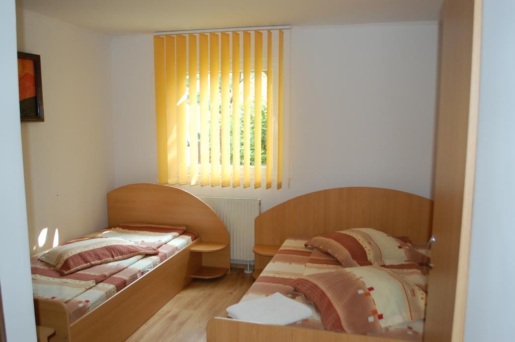Casa Kiss Villa Совата Стая снимка